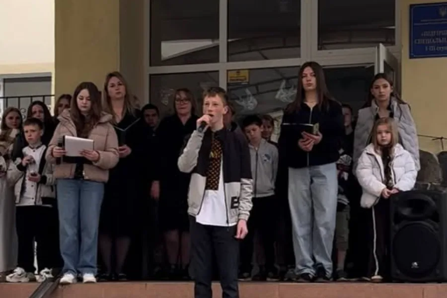 Виступ учнів на мистецькому конкурсі