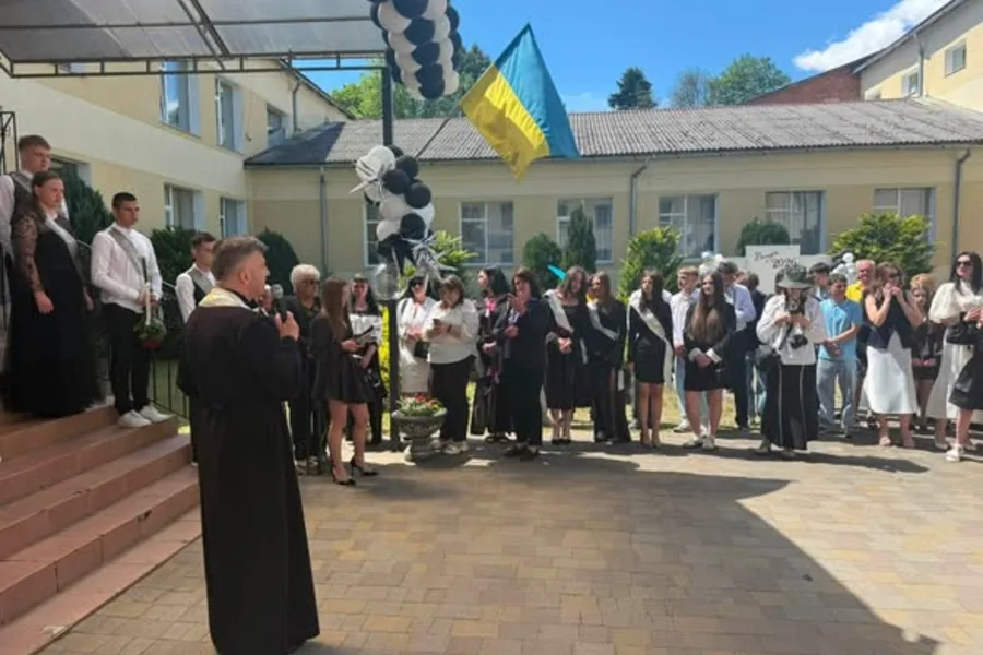 Випускники школи на святковій лінійці