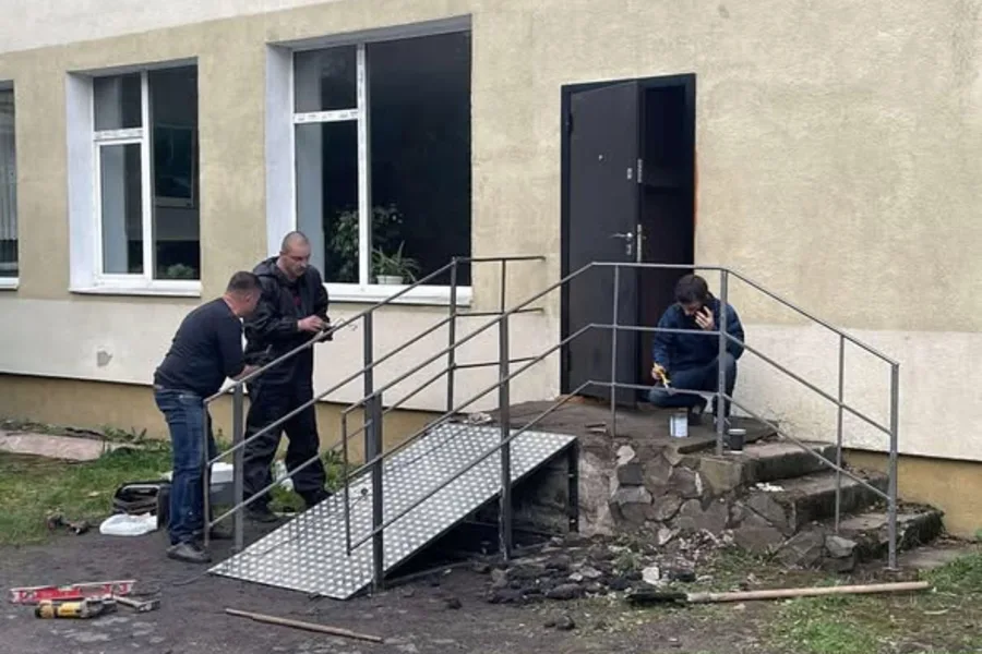 Облаштування пандуса біля школи